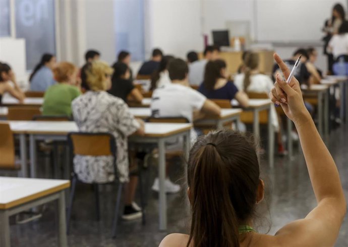 Aula con estudiantes (archivo).