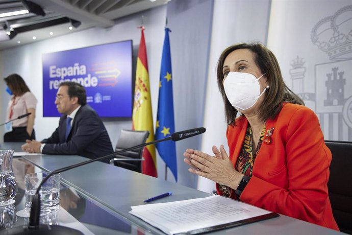 El ministro de Asuntos Exteriores, Unión Europea y Cooperación, José Manuel Albares, y la ministra de Defensa, Margarita Robles,