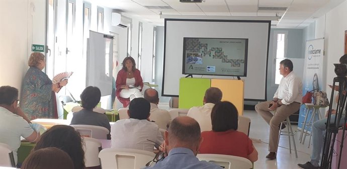 La delegada territorial de Empleo, Formación, Trabajo Autónomo, Transformación Económica, Industria, Conocimiento y Universidades en Sevilla, María del Mar Rull, en la presentación del nuevo programa 'Joven Ahora' en la comarca de Los Alcores.