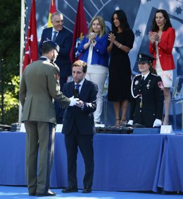 El alcalde de Madrid, José Luis Martínez-Almeida (d), entrega un premio al coronel jefe de la Guardia Real, Juan Manuel Salom Herrera (i), durante el acto de conmemoración de la festividad de San Juan Bautista, patrón de la Policía Municipal.