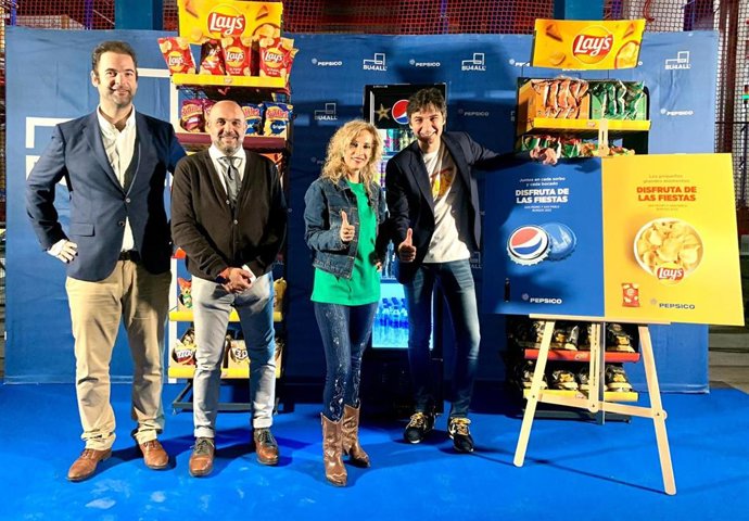 En El Centro, El Presidente De La Federación De Hostelería De Burgos, Fernando De La Varga, Y A Su Derecha La Concejal De Festejos, Blanca Carpintero, Junto A Representantes De Pepsico