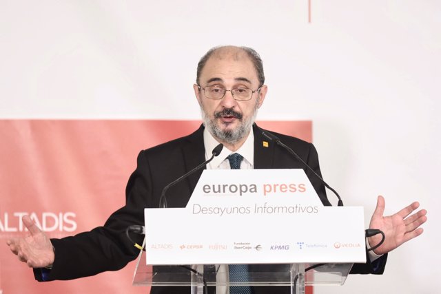 El presidente del Gobierno de Aragón, Francisco Javier Lambán, interviene en un desayuno informativo de Europa Press, en el Hotel Rosewood Villa Magna, a 19 de abril de 2022, en Madrid (España)