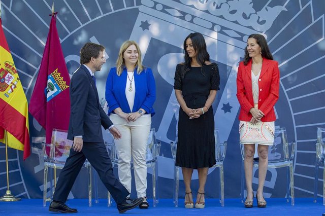 Sanz, Villacís y Eugenia Carballedo junto al alcalde en los actos del patrón de la Policía Municipal