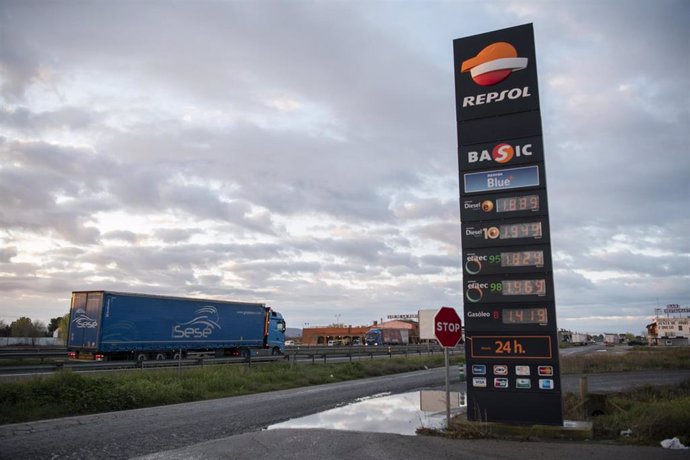 Archivo - Un camión pasa al lado de una gasolinera situada en el eje Manzanares-Valdepeñas de la autopista A4