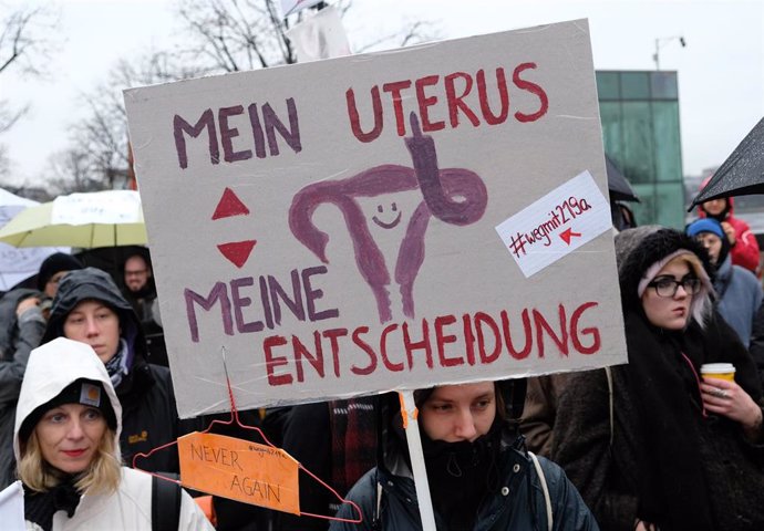 Archivo - Una manifestación en Alemania a favor de la retirada de la prohibición de la publicidad sobre el aborto