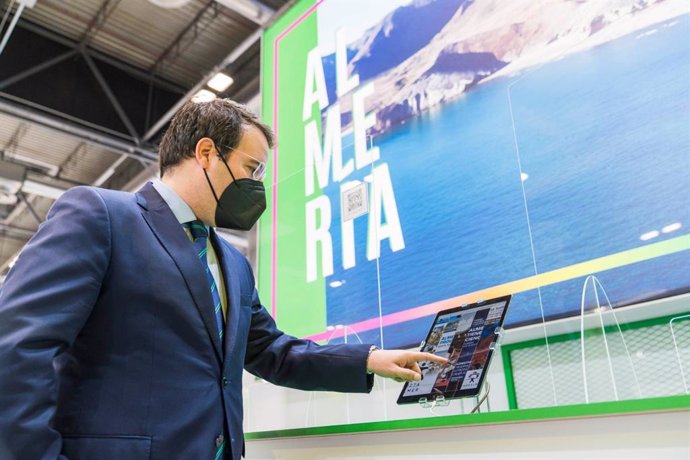 El diputado de Turismo de Almería, Fernando Giménez, en el stand de la provincia en Fitur