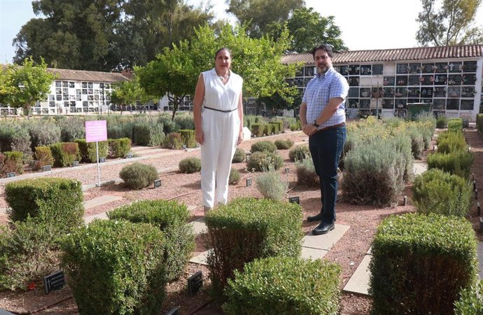 María Luisa Gómez Calero en la visita al Jardín de los Aromas del cementerio de San Rafael.