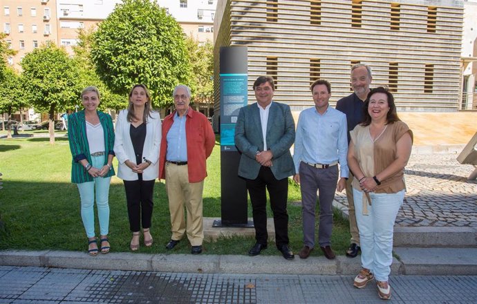 El Ayuntamiento instala un monolito para destacar la catalogación del edificio de la sede de Aguas de Huelva. 