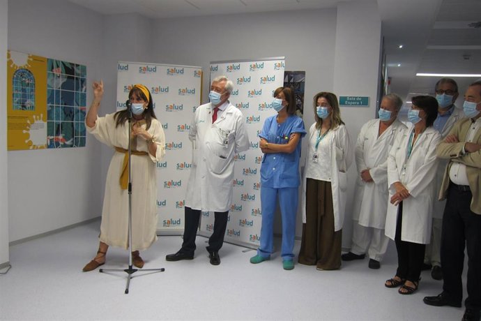 La consejera de Sanidad del Gobierno de Aragón, Sira Repollés, durante sus declaraciones a los medios de comunicación, con motivo de su visita a las nuevas instalaciones del Hospital de Día del Servicio de Oncología del Hospital Miguel Servet de Zaragoz