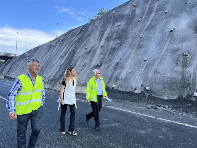 La delegada del Gobierno en Cantabria, Ainoa Quiñones, visita las obras del desprendimiento de la A-8 junto al jefe de la Demarcación de Carreteras del Estado en Cantabria, Fernando Hernández Alastuey