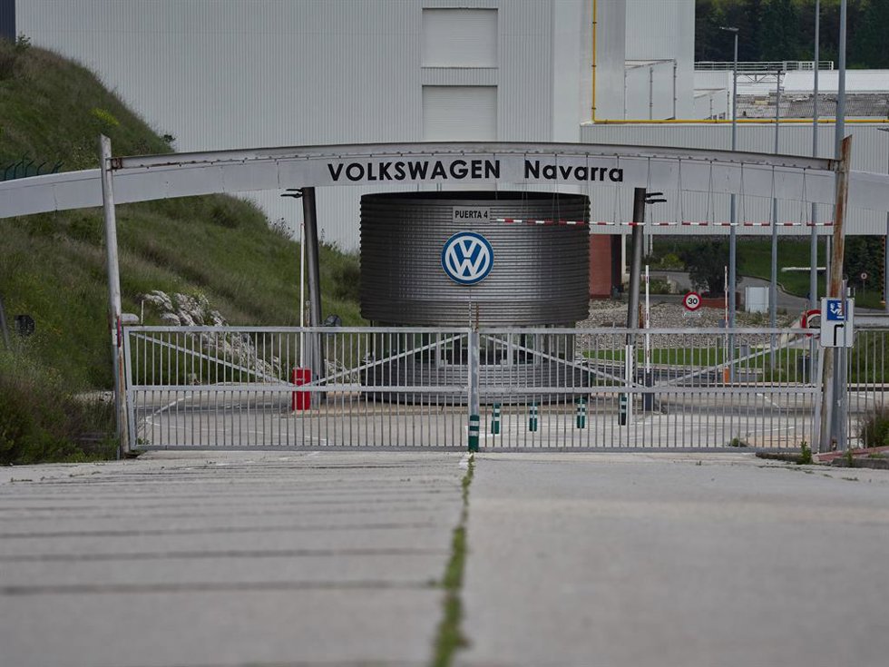 Archivo - Vista de la puerta 4 de la fábrica de Volkswagen Navara (archivo)