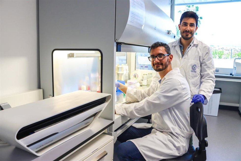 Los doctores Rubén Rabadán y Rubén Zapata trabajan sobre regeneración celular, tras instalar en el UCAM HiTech, la Unidad de Regeneración Celular Biow.