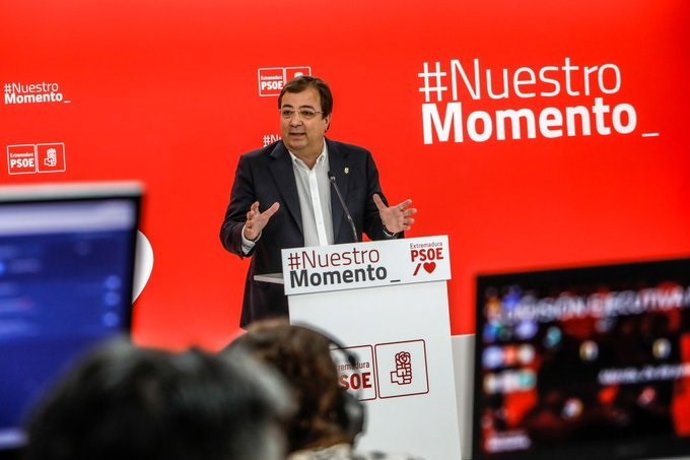 El secretario general del PSOE extremeño, Guillermo Fernández Vara, en rueda de prensa para anunciar su disposición de repetir como candidato del partido a la Presidencia de la Junta en las próximas elecciones autonómicas