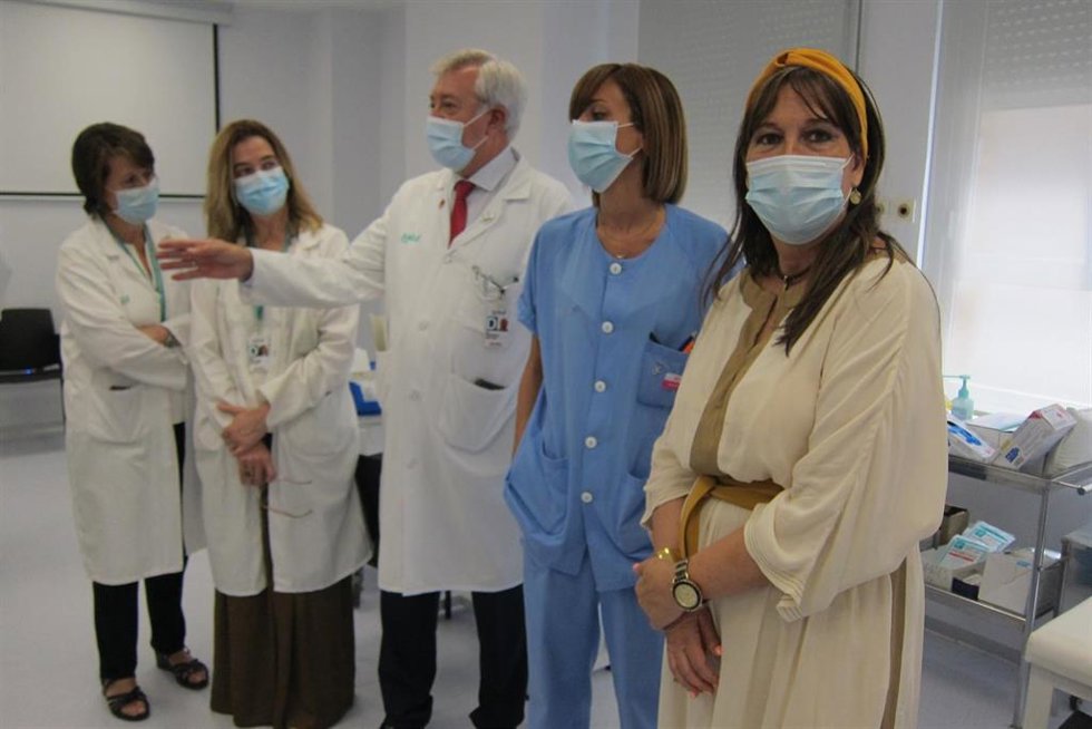 La consejera de Sanidad, Sira Repollés, visita las nuevas instalaciones del Hospital de Día del Servicio de Oncología del Miguel Servet de Zaragoza.