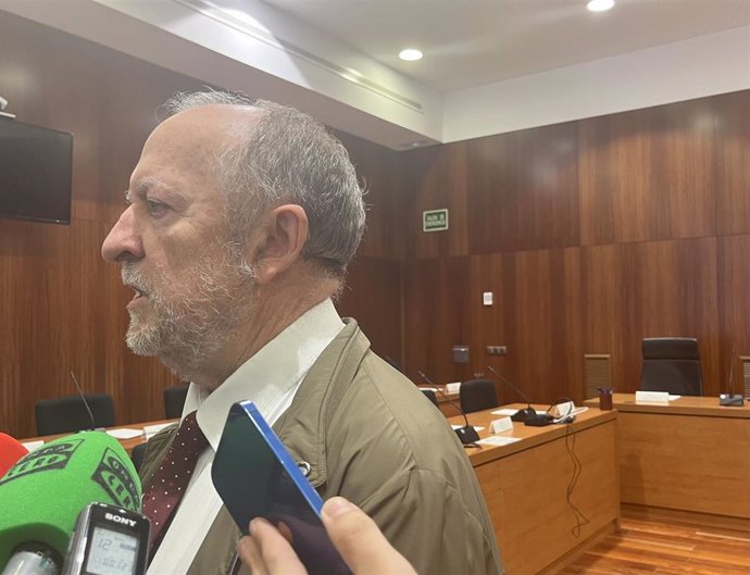 El presidente de la Audiencia Provincial de Zaragoza, Alfonso Ballestín, en la sala donde se ha constituido la Comisión de Coordinación contra la Violencia de Género.