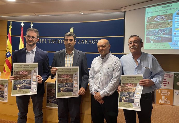 De izquierda a derecha, el alcalde de Villarroya del Campo, José Carlos Franco; el diputado provincial Óscar Lorente;  el arqueólogo Francisco Javier Guitiérrez y el teniente alcalde del municipio, Juan Manuel Franco.