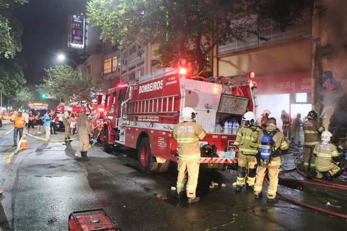 Labores de extinción de un incendio en Río de Janeiro (imagen de archivo).