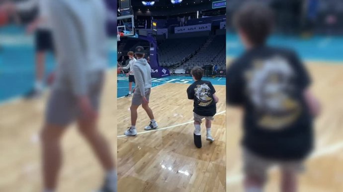 Este chico con discapacidad es un crack del deporte: baloncesto, tenis, golf e incluso snowboard