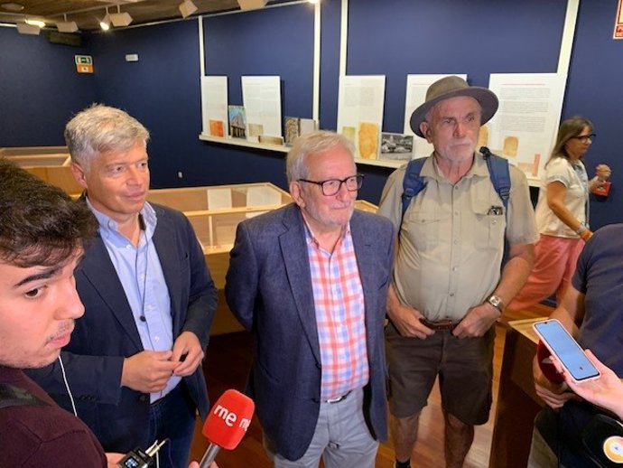 De izda a dcha: Alejandro Sarmiento, Jesús Bárez y Eudald Carbonell inauguran la exposición.