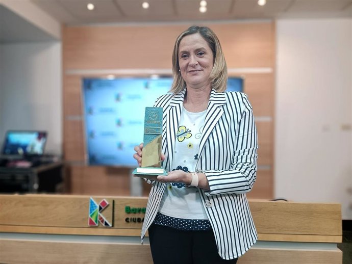 La alcaldesa de Barakaldo, Amaia del Campo, con el premio.