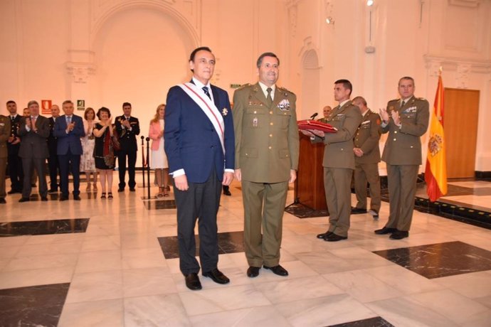 El rector de la UCO, José Carlos Gómez Villamandos, con la Gran Cruz al Mérito Militar, junto al JEME, el general Amador Enseñat y Berea.