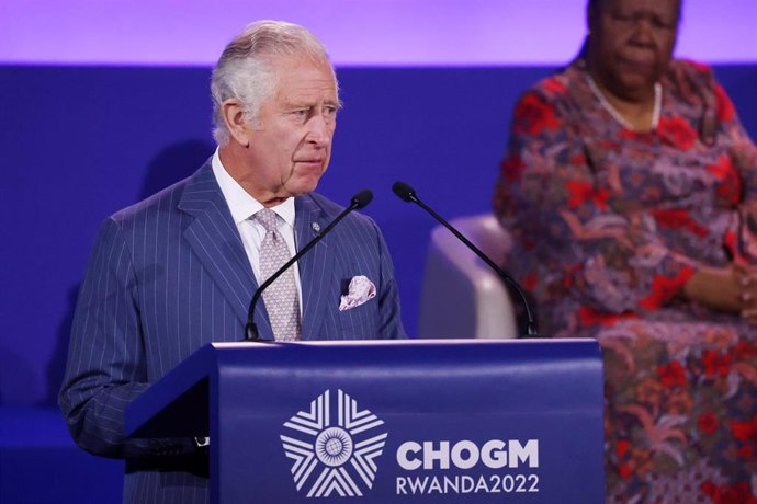 El príncipe de Gales, Carlos de Inglaterra, durante la cumbre de la Commonwealth en la capital de Ruanda, Kigali