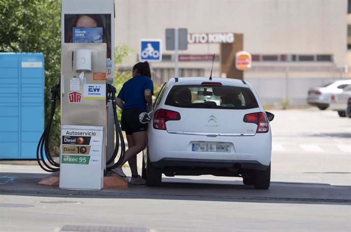 Archivo - Una mujer reposta en una gasolinera, a 13 de mayo de 2022, en Madrid (España). El precio medio de los carburantes en España ha remontado esta semana más de un 2% y ha escalado a nuevos máximos históricos, aunque se mantiene contenido al aplica