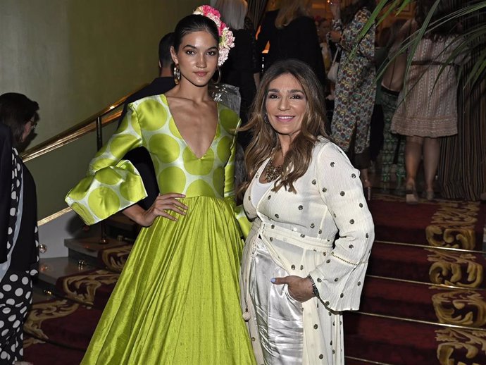 Raquel Bollo, posando con uno de sus diseños flamencos