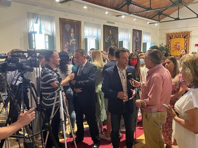 Perales y Caro-Accino hacen declaraciones a los medios tras la suspensión del pleno de la moción de censura