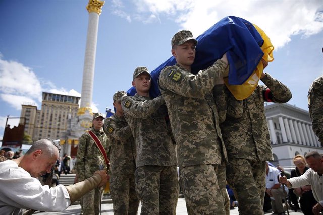 Funeral de militares ucranianos durante la invasión rusa 