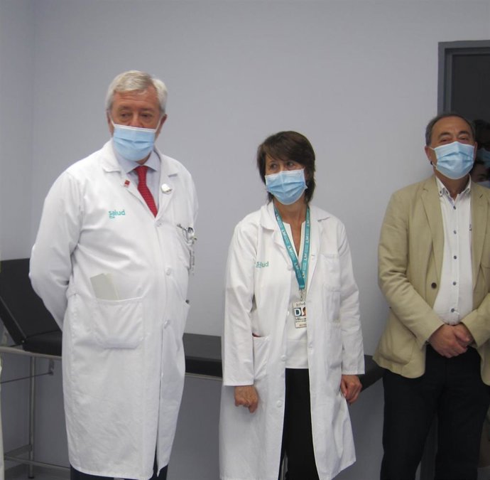 A la izquierda, el gerente del Sector Zaragoza II, Luis Callén, junto con otros responsables sanitarios.