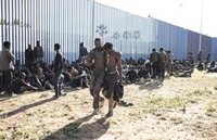 Unos 130 migrantes acceden a Melilla de un grupo de medio millar que rompió la puerta del control fronterizo