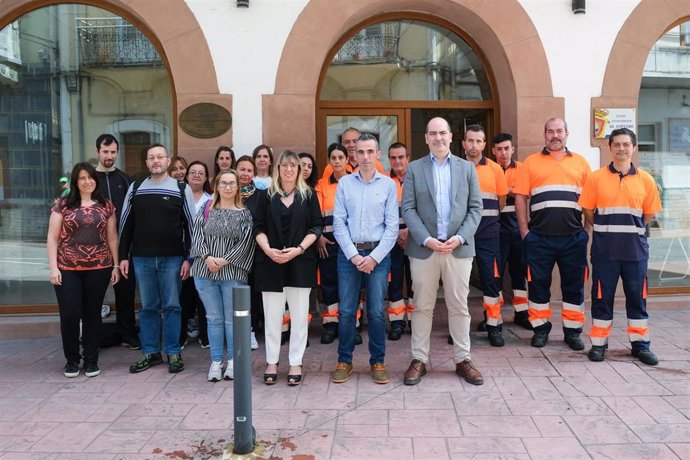 La consejera de Empleo y Políticas Sociales, Eugenia Gómez de Diego, da la bienvenida a los trabajadores del programa de Corporaciones Locales de Arnuero