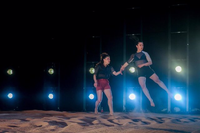 Archivo - Dos bailarinas en la presentación del espectáculo de danza ‘Contre-jour’, en Teatros del Canal, a 27 de abril de 2022, en Madrid (España). 