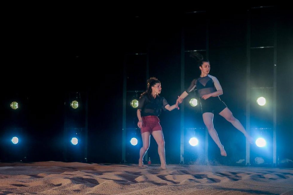 Archivo - Dos bailarinas en la presentación del espectáculo de danza Contre-jour, en Teatros del Canal, a 27 de abril de 2022, en Madrid (España). 
