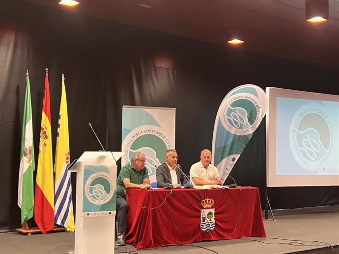 Los grupos de Acción de Pesca de Cádiz y Huelva han presentado este viernes es Isla Cristina un plan estratégico para "la sostenibilidad" del sector.