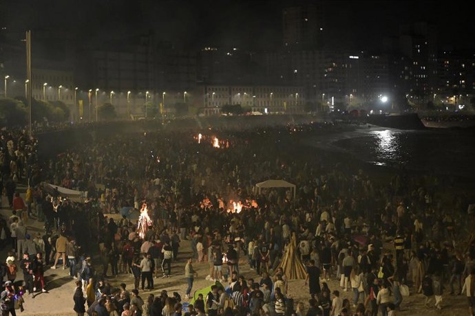 Centenares de personas en la Noche de San Juan, a 23 de junio de 2022, en A Coruña.