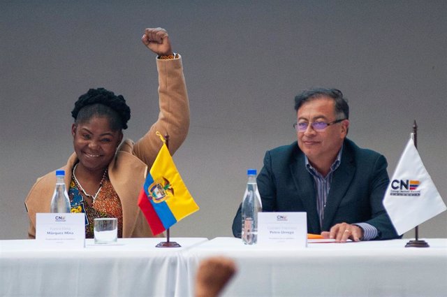 Francia Márquez y Gustavo Petro reciben sus credenciales como nueva vicepresidenta y nuevo presidente de Colombia.