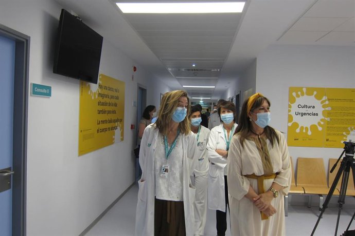 La consejera de Sanidad, Sira Repollés, visita la nueva zona de consultas del Hospital de Día de Oncología del Miguel Servet.