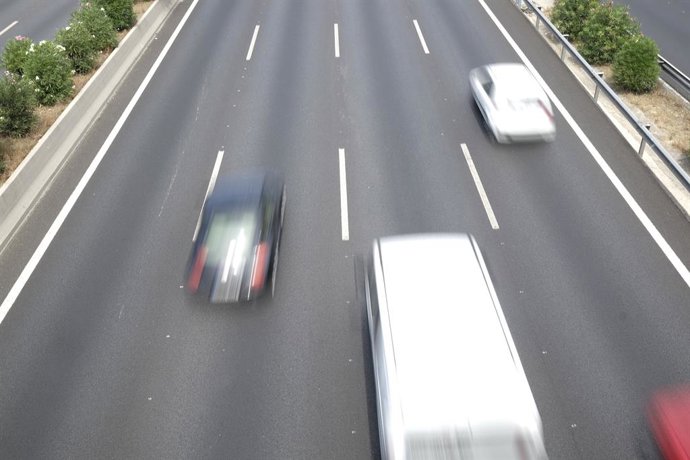 Archivo - Imatge de recurs de vehicles a la carretera