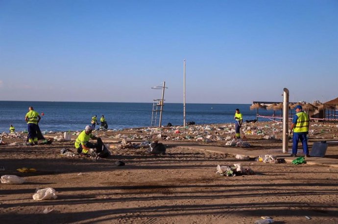 Trabajadores de Limasam dejan las playas de la capital malagueña a punto tras la Noche de San Juan después de dos años sin celebrarse por la pandemia
