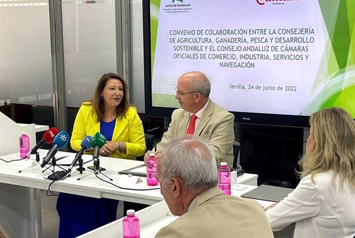Firma del convenio de colaboración de la Junta y el Consejo Andaluz de Cámaras de Comercio