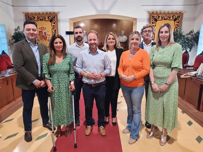 Domínguez y González con los concejales del PP de Linares tras conocer la suspensión del pleno