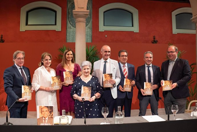[Sevilla] Np Y Foto: Presentación Libro Juan Robles, La Sonrisa Del Tabernero En La Fundación Cajasol