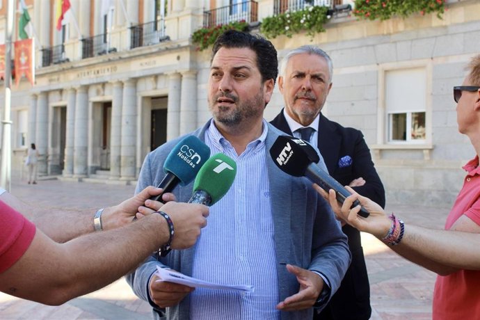 El portavoz del Grupo Popular en el Ayuntamiento de Huelva, Jaime Pérez, este viernes a las puertas del Consistorio.