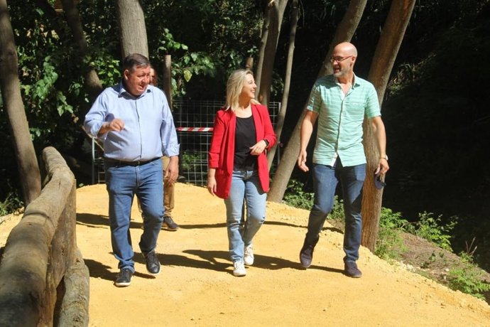 La alcaldesa de Alcalá de Guadaíra, Ana Isabel Jiménez, acompañada de los delegados de Servicios Urbanos, José Antonio Montero, y Transición Ecológica, Pablo Chain, ha visitado los nuevos caminos.