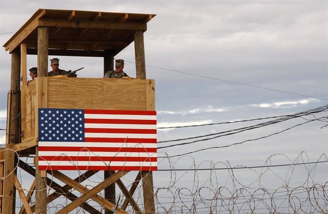 Archivo - Militares estadounidenses apostados en un puesto de vigilancia de la Base Naval de Guantánamo (Cuba)