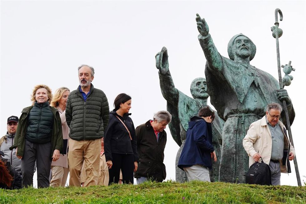 (I-D) Los eurodiputados Pilar del Castillo, Francisco Millán Mon y Juan Ignacio Zoido (1d), llegan al Monte do Gozo, dentro de las jornadas sobre itinerarios culturales europeos, a 24 de junio de 2022, en A Coruña, Galicia (España). Un grupo de eurodipu