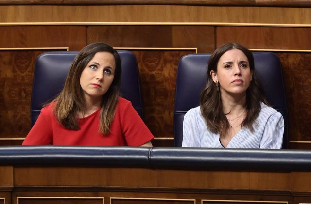 La ministra de Derechos Sociales y Agenda 2030, Ione Belarra (i), y la ministra de Igualdad, Irene Montero