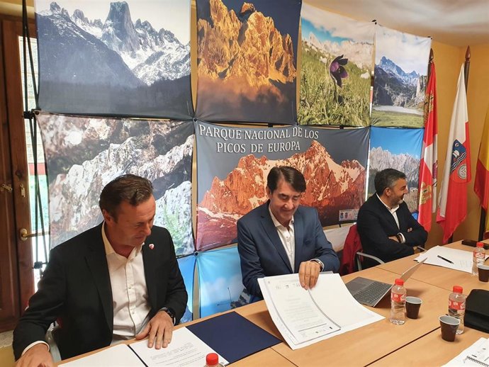 El consejero de Medio Ambiente, Vivienda y Ordenación del Territorio de CyL, Juan Carlos Suárez-Quiñones, en el centro, durante la reunión de la Comisión de Gestión del Parque Nacional de Picos de Europa.